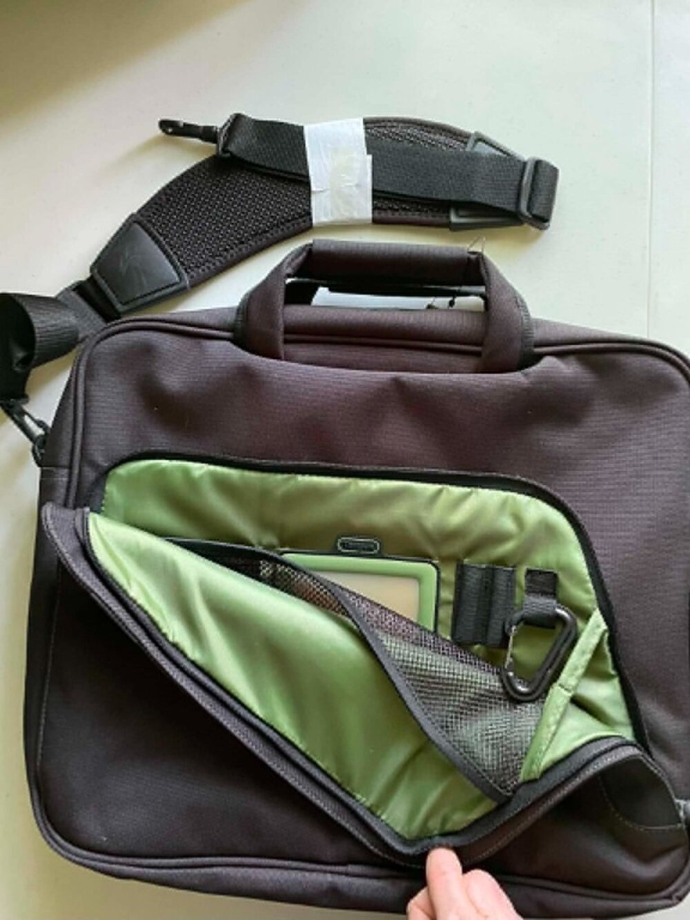 TARGUS LAPTOP BAG padded compartment shoulder strap organizer pocket lightweight